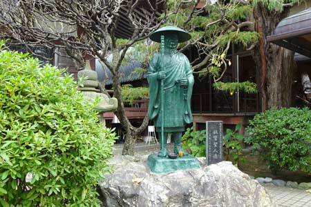 鎌倉市・成福寺の親鸞聖人像