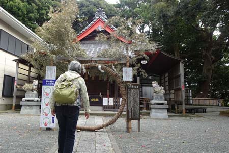 横浜市栄区・青木神社の拝殿前に茅の輪