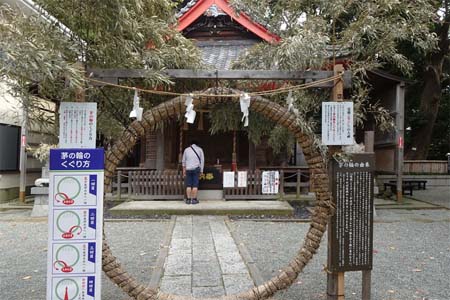 横浜市栄区・青木神社の拝殿前に茅の輪