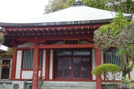 横浜市栄区・法安寺のコンクリート造りの本堂