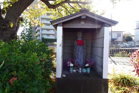 横浜市栄区・いたち川の延命地蔵