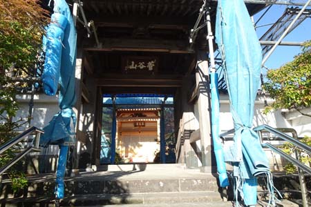 横浜市栄区・長光寺の山門は工事中