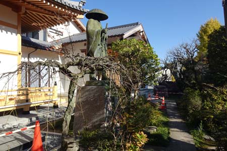 横浜市栄区・長光寺の親鸞聖人像