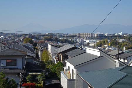 横浜市戸塚区・住宅地の先に丹沢と富士山