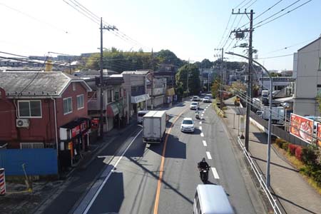 横浜市戸塚区・歩道橋で1号線を渡り