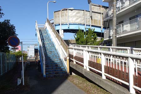 横浜市戸塚区・東海道線を渡る跨線橋