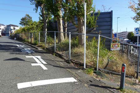 横浜市戸塚区・横浜新道の側を登って行きます