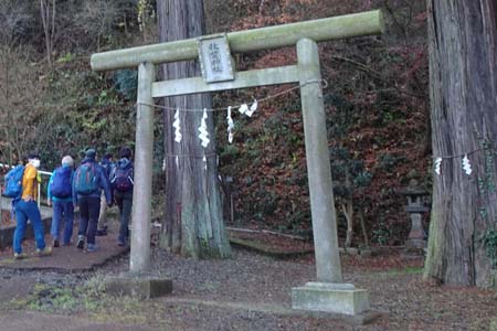 八王子市・下恩方秋葉神社の鳥居はハイキングコースの入り口