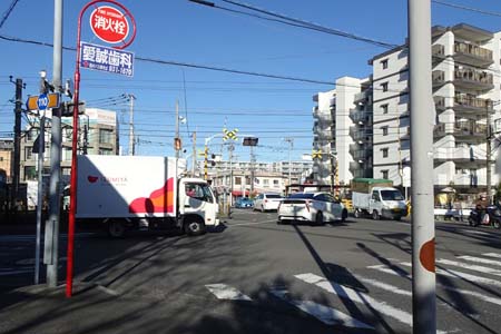 横浜市緑区・横浜線の踏切の手前を左に