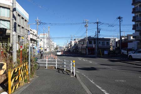 横浜市緑区・横浜線の踏切を渡り