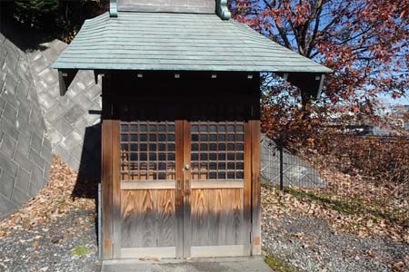 横浜市緑区・稲荷神社の小さな社