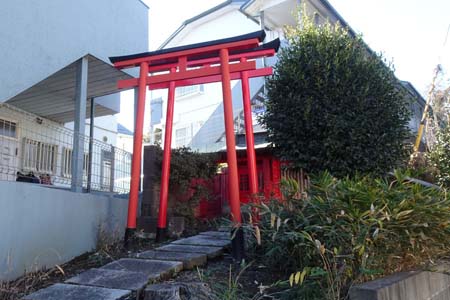 横浜市緑区・稲荷神社の向かいの民家にも稲荷神社