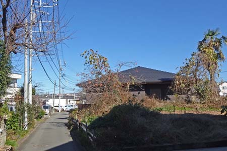 横浜市都筑区・住宅地の中に細い道が続く