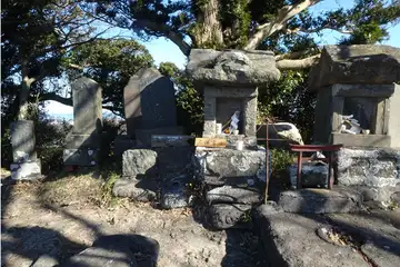 三浦富士の山頂に石祠や石碑