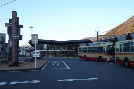 石老山・相模湖駅のロータリー
