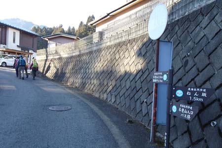 石老山・住宅地の中を登り始めます