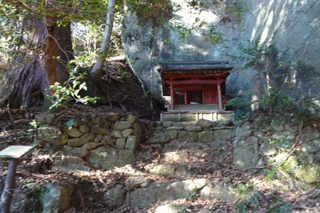 石老山・飯綱権現神社と擁護岩