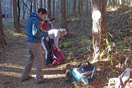 石老山・登山道脇で小休止