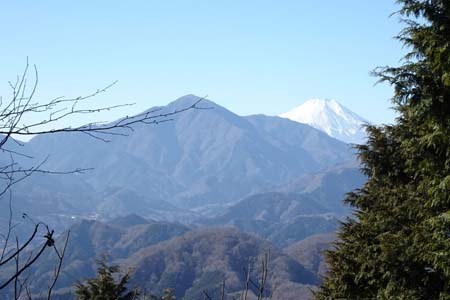 石老山・大室山の先に富士山