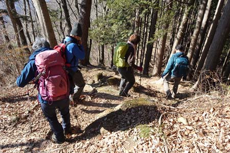 石老山・小さなコブを上り下りする