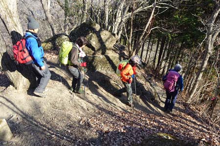 石老山・小石のすべりやすい坂道