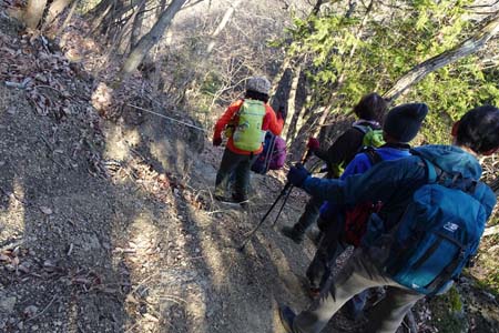 石老山・固定ロープも張られた急坂