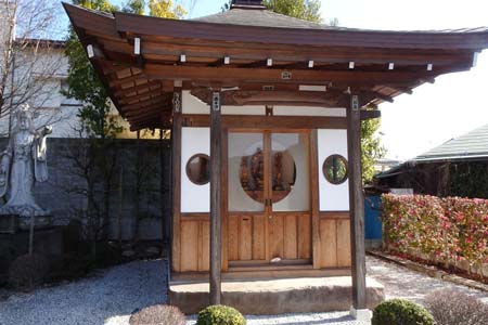 あきる野市・王林寺の入り口にお堂