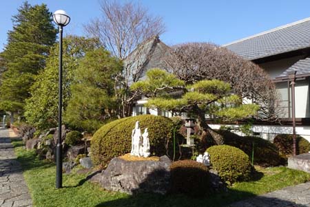 あきる野市・王林寺の広い庭園