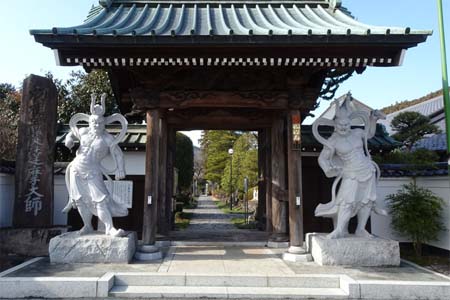 あきる野市・王林寺の山門