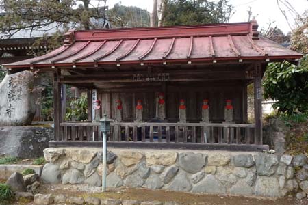 あきる野市・光厳寺の山門脇に六地蔵