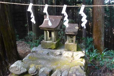 あきる野市・三嶋神社の石祠