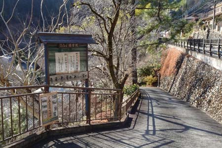 あきる野市・徳雲寺の入り口