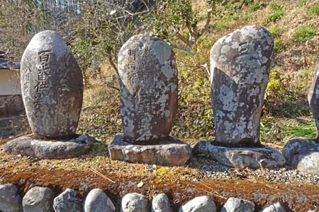 あきる野市・徳雲寺の参道に供養塔