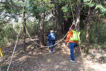 千代田アルプス・浅間山への登りにはしめ縄が張られ