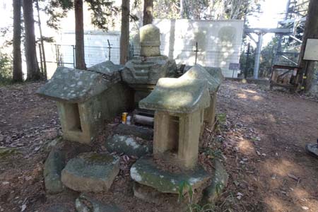 千代田アルプス・浅間山の山頂には石祠