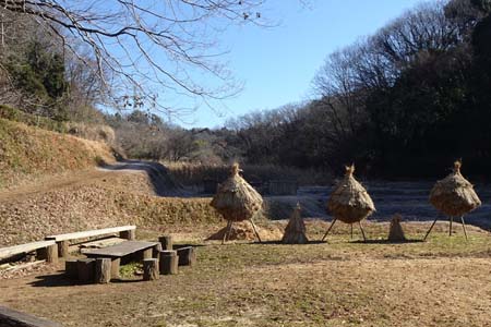 小野路・棚田に「わらぼっち」