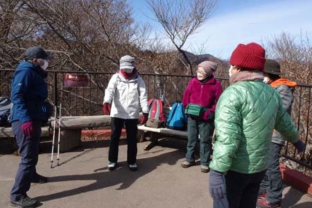 高尾山・ケーブルカーの山頂広場