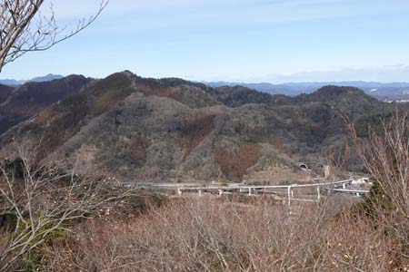 高尾山・山頂広場から眺める八王子城山