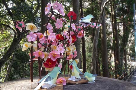 高尾山・登山道にはお雛様の飾りが