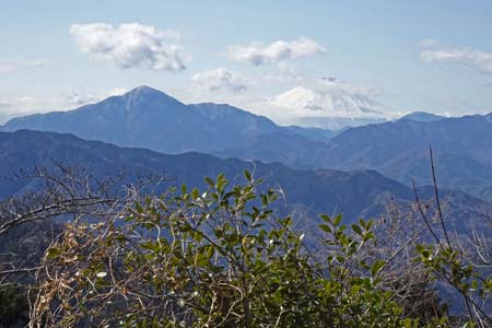 高尾山・大室山の右に富士山