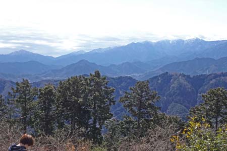 高尾山・雪を被った丹沢の稜線