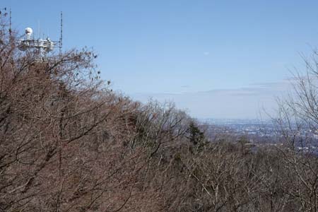 高尾山・アンテナの先に都心のビル群