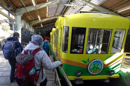高尾山・ケーブルカーで下ります