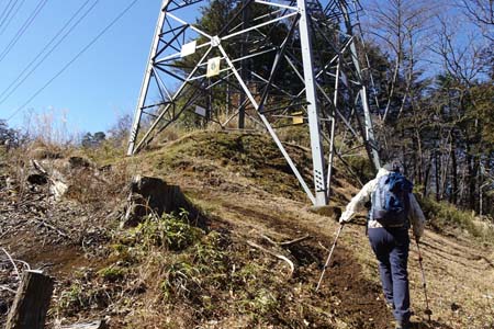 都留アルプス・送電鉄塔の下を登って