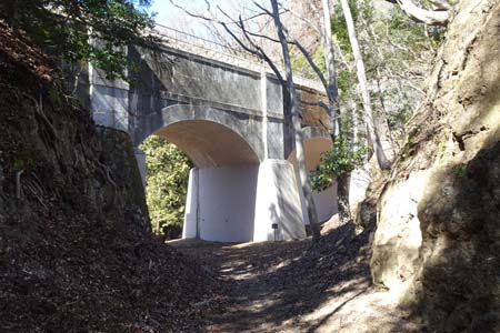 都留アルプス・鍛冶屋坂の水路橋・ピーヤ