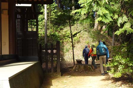 赤ぼっこから吉野梅郷・天祖神社脇から山道