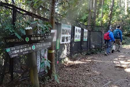 赤ぼっこから吉野梅郷・馬引峠には小学生の森再生のパネル