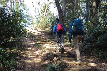 赤ぼっこから吉野梅郷・赤ぼっこへの急な階段
