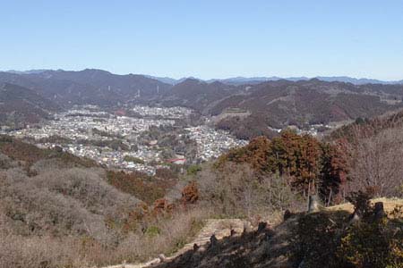 赤ぼっこから吉野梅郷・吉野梅郷の町並みの先に高水三山