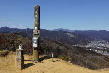 赤ぼっこから吉野梅郷・展望が開ける山頂